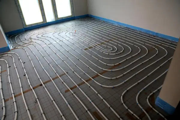 Installation de tubes pour plancher chauffant, une étape clé pour un confort thermique optimal et une réduction du cout plancher chauffant.