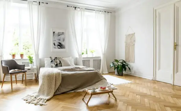 Un parquet en chevrons, un revêtement sol chambre lumineux et chaleureux, complète ce décor scandinave.